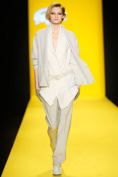 Look 3